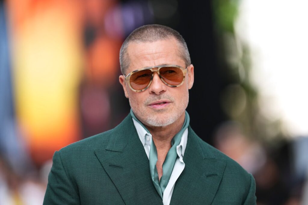 Brad Pitt con expresión seria en un evento público, reflejando el peso emocional de su alejamientode sus hijos