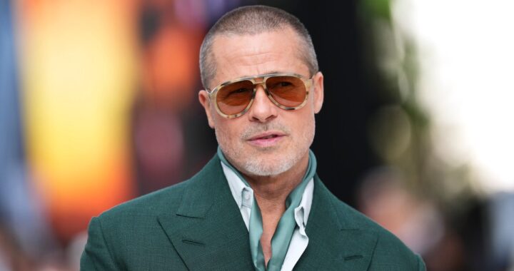 Brad Pitt con expresión seria en un evento público, reflejando el peso emocional de su alejamientode sus hijos