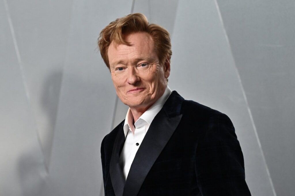 Conan O'Brien sonriendo en una imagen de su presentación en los Oscar