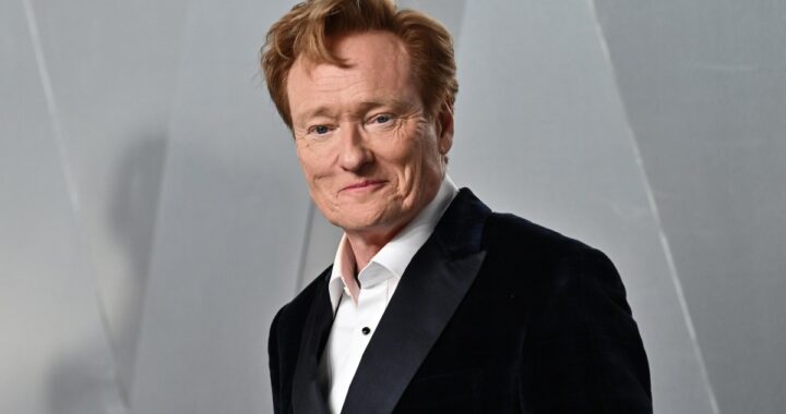 Conan O'Brien sonriendo en una imagen de su presentación en los Oscar