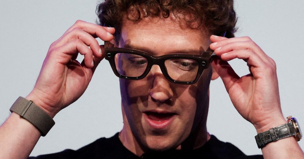 Mark Zuckerberg presentando gafas inteligentes en Meta Connect