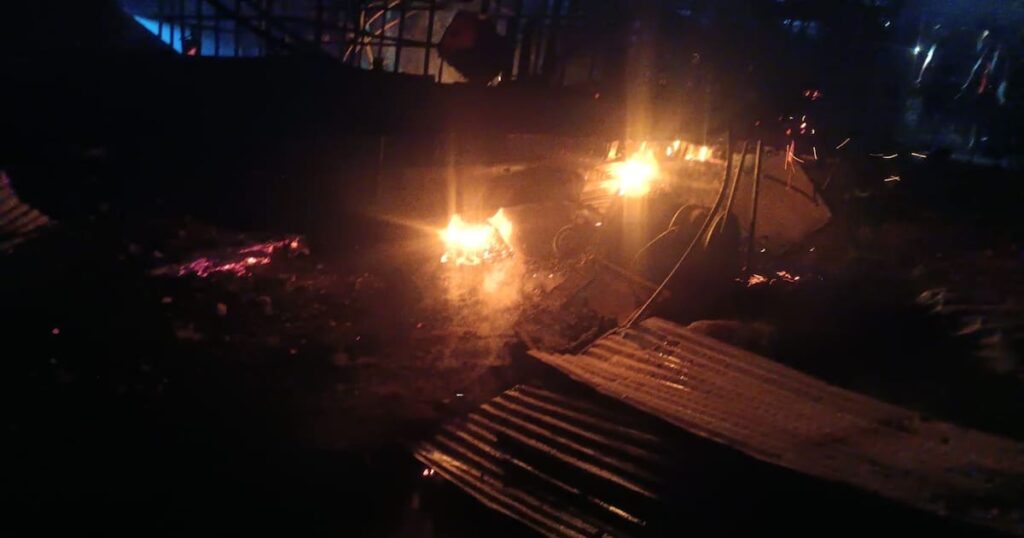 Un vehículo incinerado y varias viviendas afectadas tras un incendio en Puerto Rico, Tiquisio