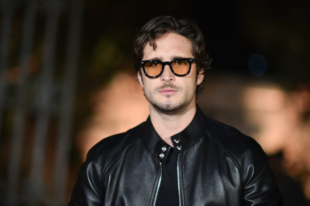 Diego Boneta sonriendo y reflexionando sobre su ruptura con Renata Notni