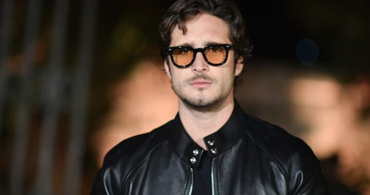 Diego Boneta sonriendo y reflexionando sobre su ruptura con Renata Notni