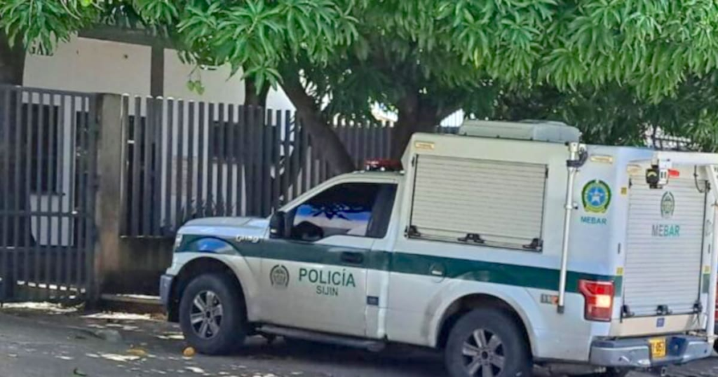 Imagen de un restaurante con policías y ambulancias en el exterior tras un ataque sicarial