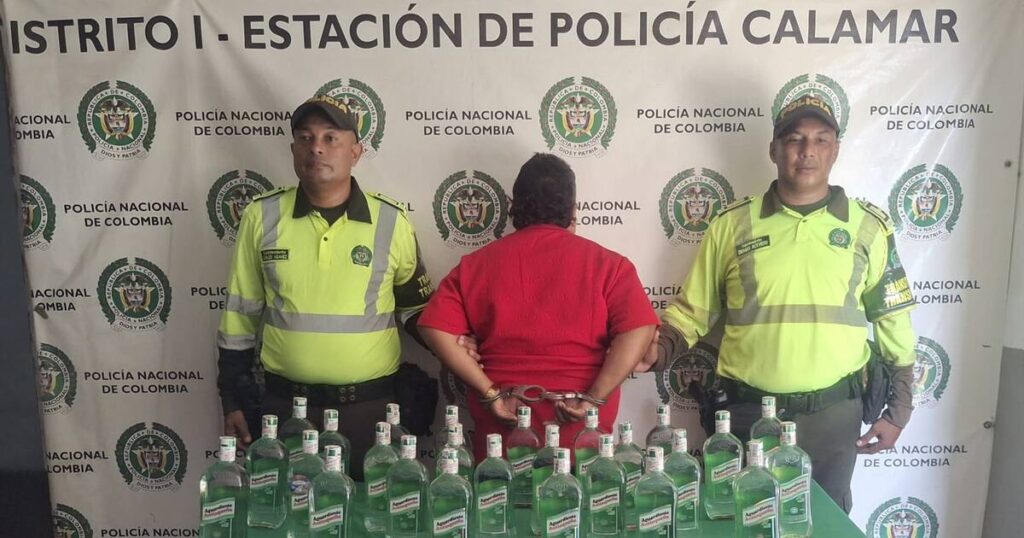 Policías incautan botellas de aguardiente en un bus en la vía Sincelejo-Calamar