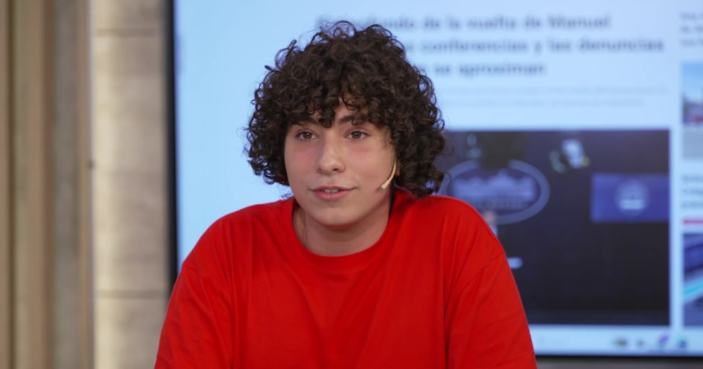 Joven de 16 años sonriendo mientras cocina en su focaccería, con un delicioso platillo de focaccia en el horno