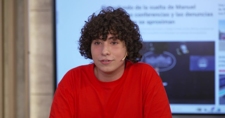 Joven de 16 años sonriendo mientras cocina en su focaccería, con un delicioso platillo de focaccia en el horno