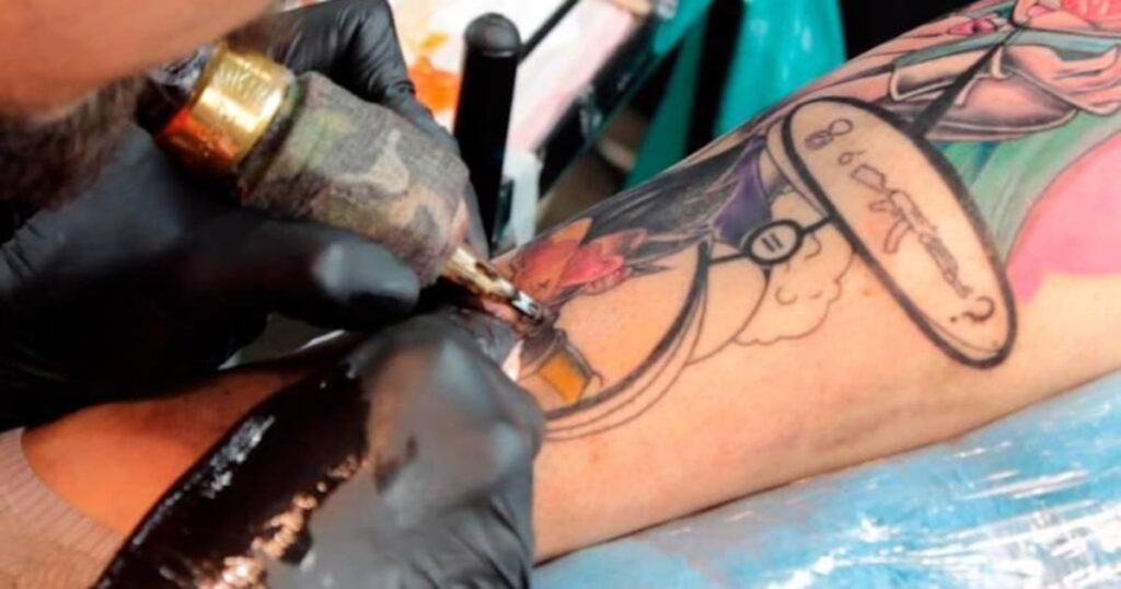 Un hombre mostrando un tatuaje en su pierna, similar al que Juan Palacio se hizo en Expotatuaje Medellín
