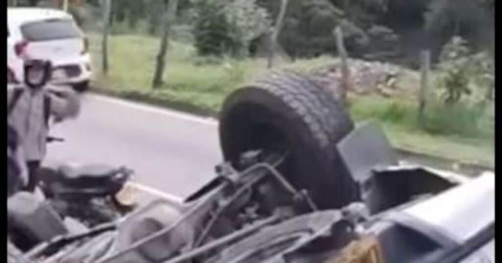 Policías en patrulla por carretera de Cúcuta tras ataque con explosivos y fusiles atribuido al ELN