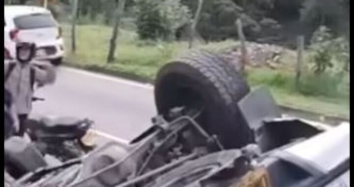 Policías en patrulla por carretera de Cúcuta tras ataque con explosivos y fusiles atribuido al ELN