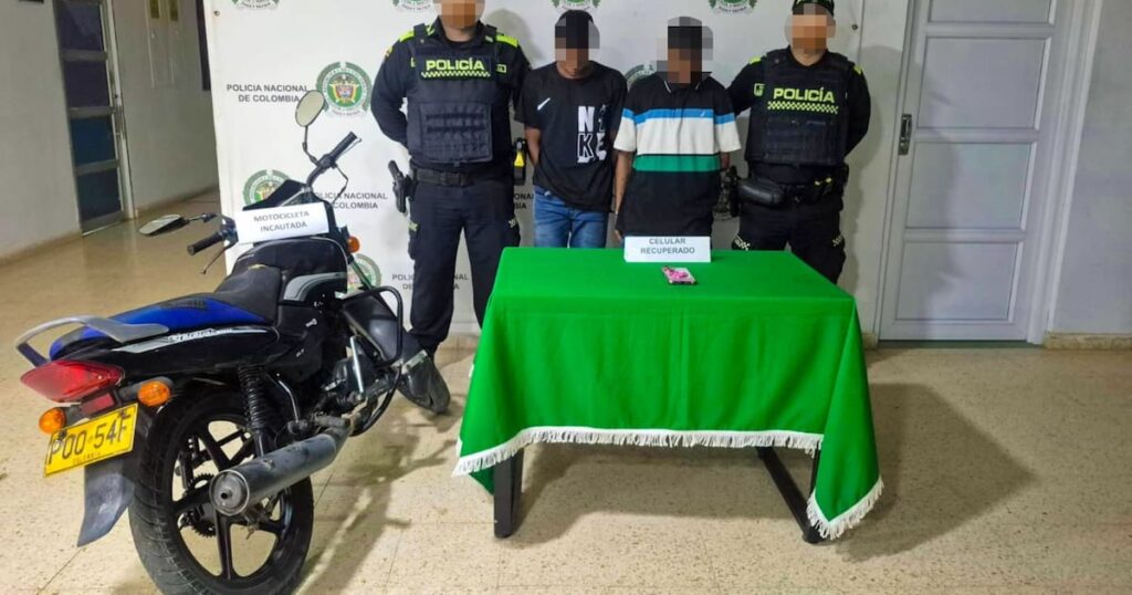 Policías detienen a dos jóvenes en motocicleta tras un raponazo en plena calle de Cartagena