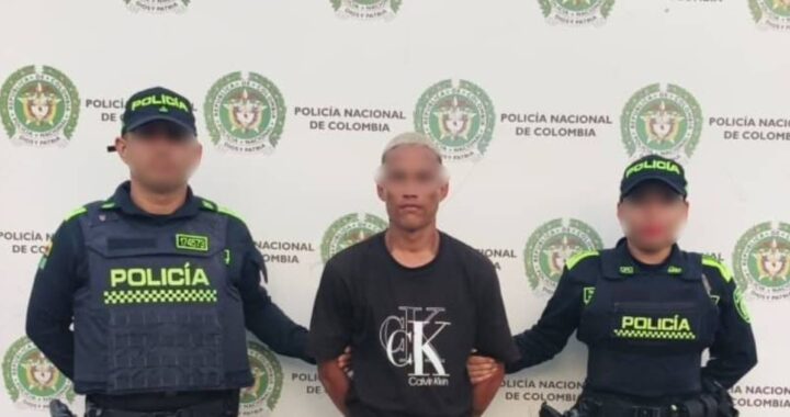 Imagen de un policía llevando esposado a un hombre apodado 'Jhon David' por atracar en El Líbano