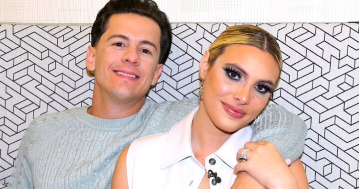 Guaynaa sonriendo con ternura mientras abraza a Lele Pons y su hija Eloísa