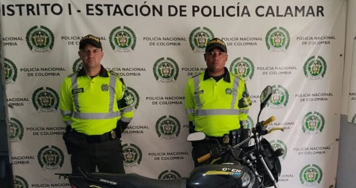 Policía aplica reactivos químicos en el chasis de una moto Bajaj Boxer para revelar su VIN original alterado por delincuentes