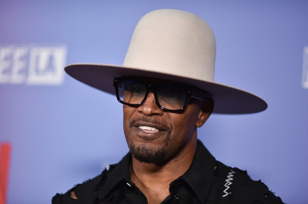 Jamie Foxx sonriendo con su pareja Alyce Huckstepp en una imagen de familia feliz