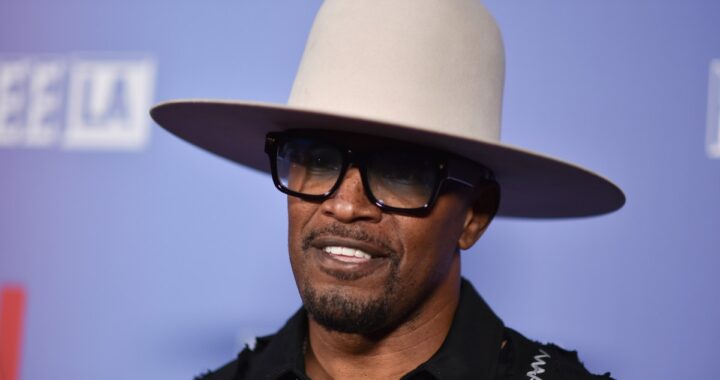 Jamie Foxx sonriendo con su pareja Alyce Huckstepp en una imagen de familia feliz