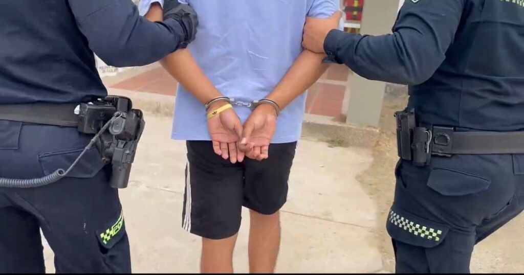 Imagen de un conductor siendo detenido por la Policía en una carretera