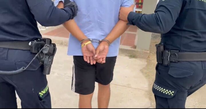 Imagen de un conductor siendo detenido por la Policía en una carretera