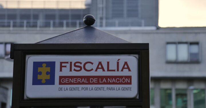 Joven de 24 años en llamas tras ataque con gasolina en Neiva, Huila, mientras vecinos intentan auxiliarla con mantas