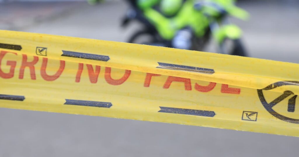 Escena del crimen en Cartagena: cuerpo en el suelo tras sicariato a plena luz del día en barrio residencial