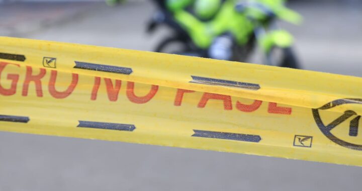 Escena del crimen en Cartagena: cuerpo en el suelo tras sicariato a plena luz del día en barrio residencial