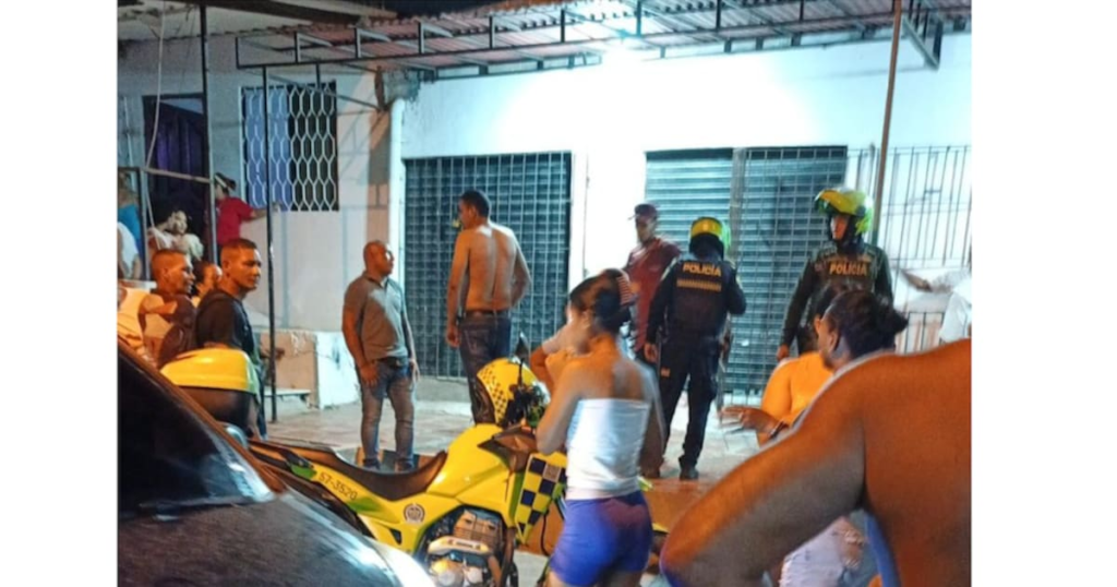Imagen de una escena de crimen en Soledad, Atlántico, con policías y ambulancias en el lugar