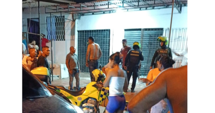 Imagen de una escena de crimen en Soledad, Atlántico, con policías y ambulancias en el lugar