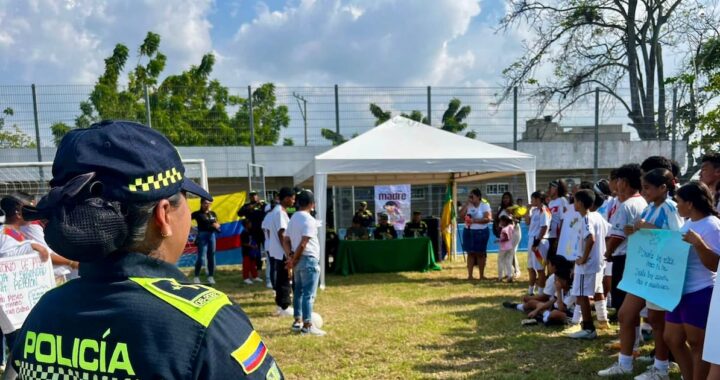 Jóvenes jugando fútbol en un campeonato 'Mundialito por la Paz'