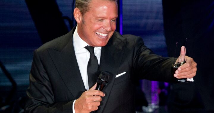Luis Miguel sonriendo en una imagen de archivo