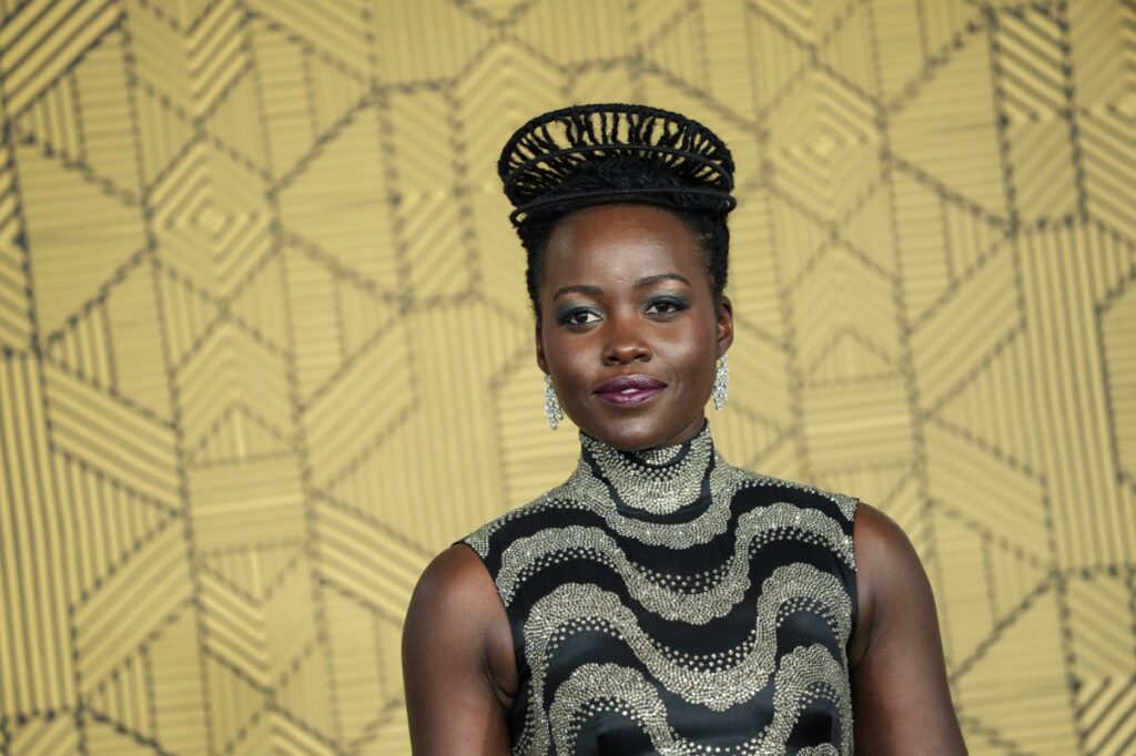 Lupita Nyong’o en el set de 'The Odyssey' como Helena de Troya, con mirada intensa y vestuario épico que desafía los cánones clásicos