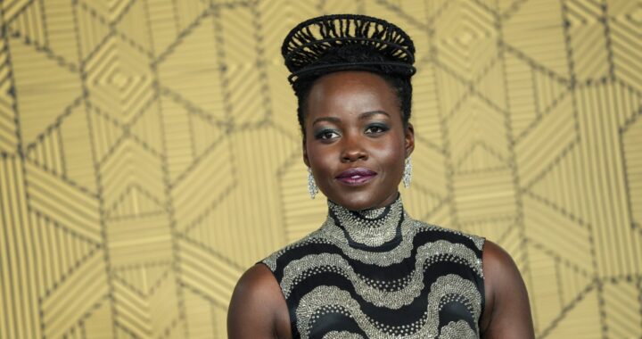Lupita Nyong’o en el set de 'The Odyssey' como Helena de Troya, con mirada intensa y vestuario épico que desafía los cánones clásicos