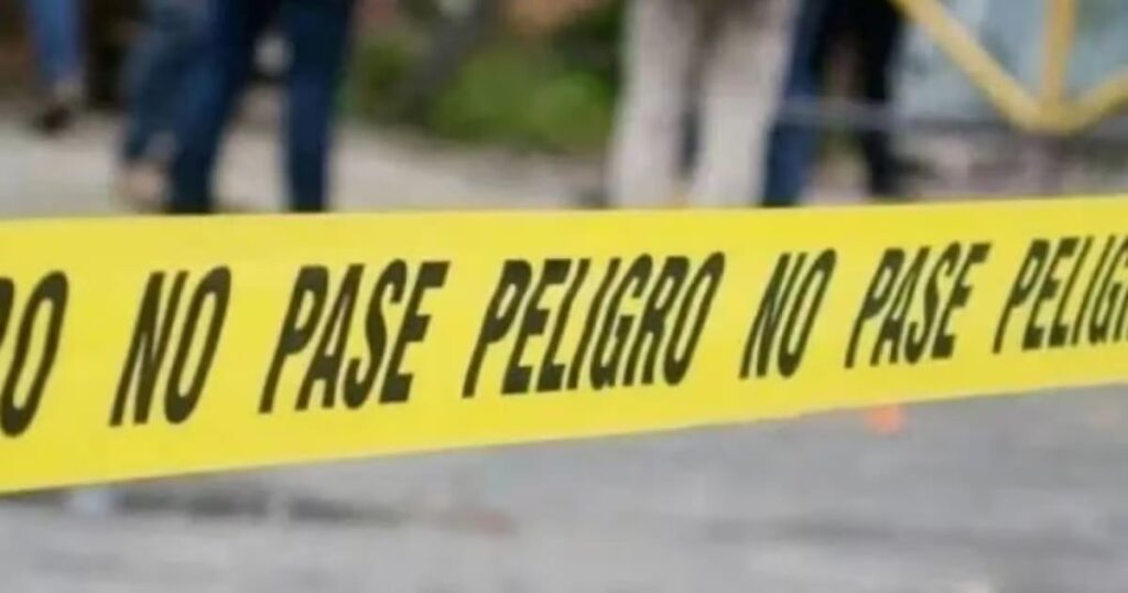 Retrato de exjugador con mirada fría junto a evidencia forense: biblia y restos calcinados en escena del crimen
