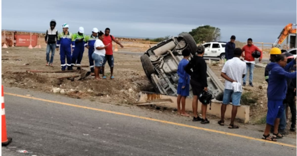 Vehículo en un hueco al costado de la Vía del Mar con el conductor herido