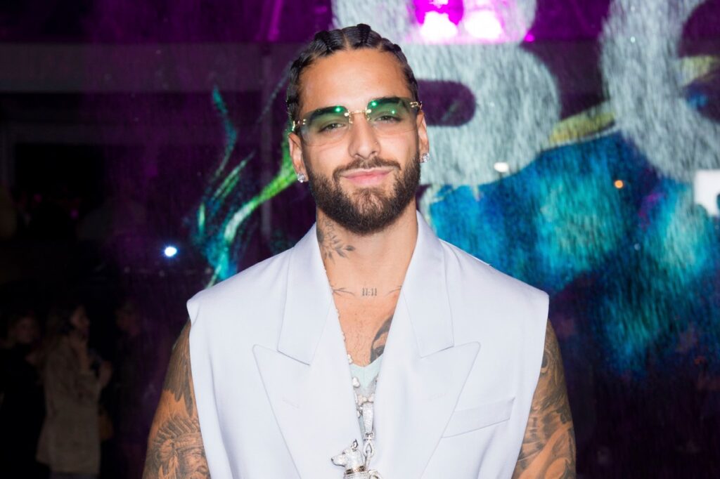 Maluma sonriendo con su familia en Medellín, Colombia