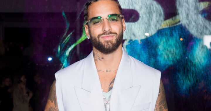 Maluma sonriendo con su familia en Medellín, Colombia