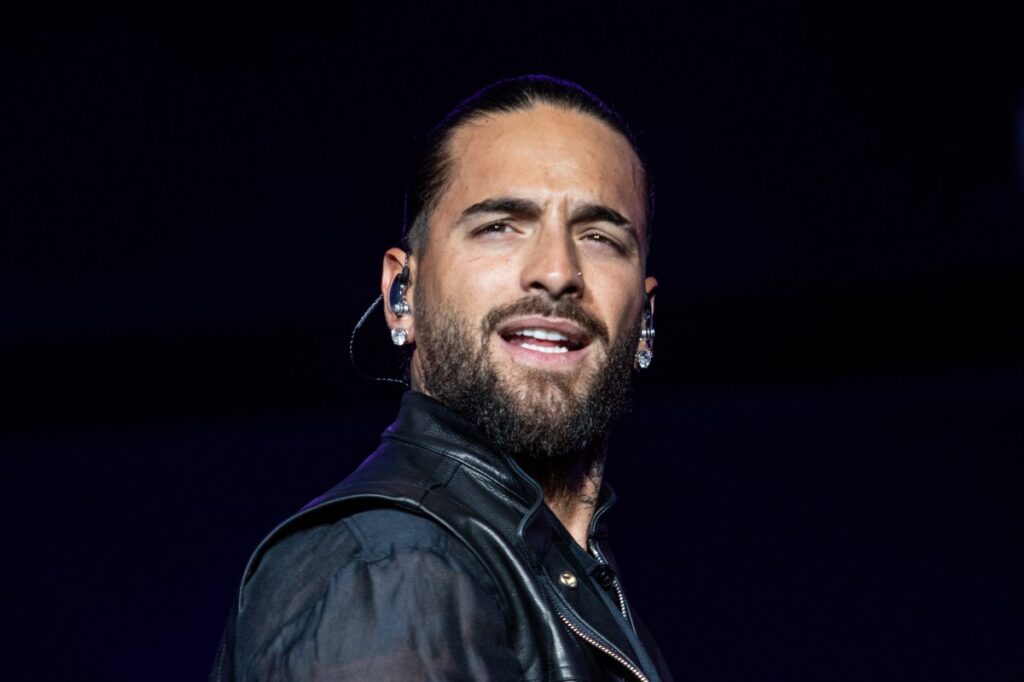 Maluma en estudio con jóvenes artistas colombianos, simbolizando su nuevo enfoque en el 'sueño colombiano'
