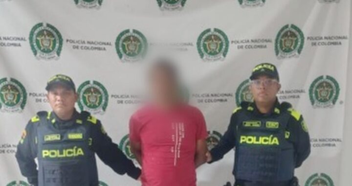 Imagen de un hombre siendo detenido por la policía por agresiones familiares