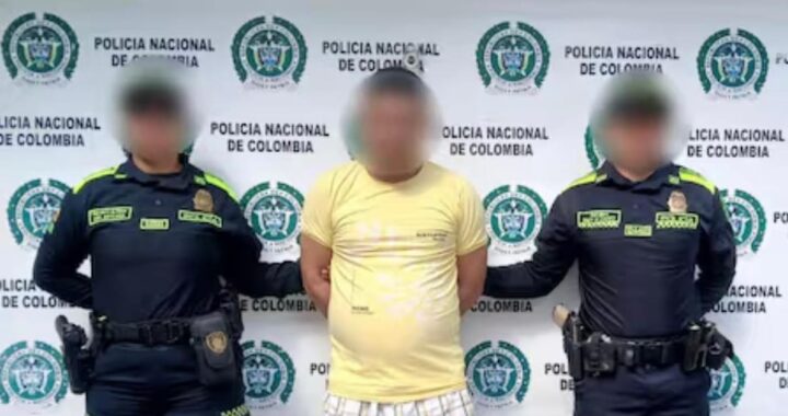 Imagen de un agente de policía capturando a un sospechoso, con un letrero que diga 'Alias ´Deivis´ capturado'