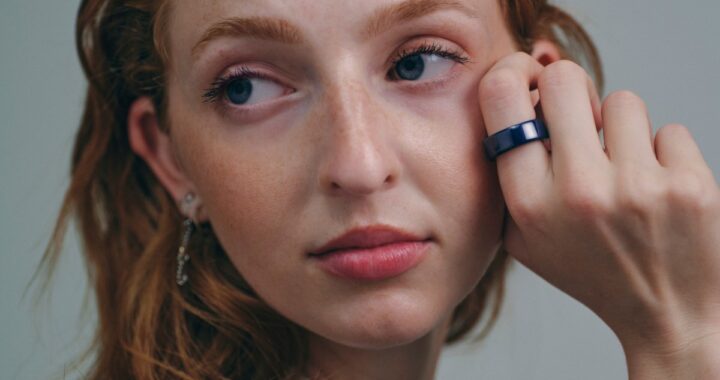 Prototipo del Oura Ring 5 en color Deep Rose mostrando su perfil redondeado y sensores avanzados en primer plano
