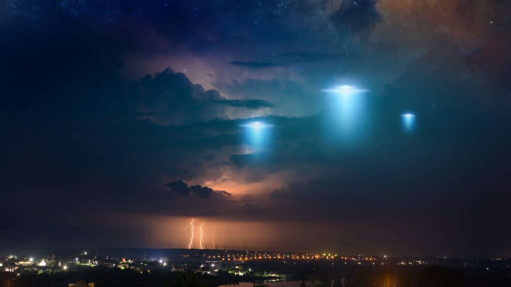 Imagen de archivo con luces brillantes flotando en el cielo 'Fenómenos aéreos no identificados'