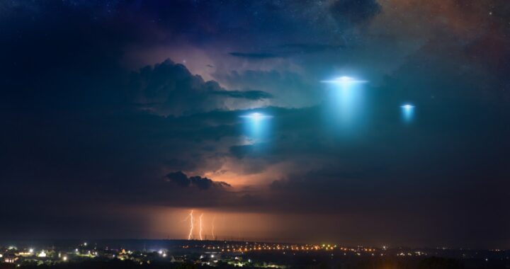 Imagen de archivo con luces brillantes flotando en el cielo 'Fenómenos aéreos no identificados'