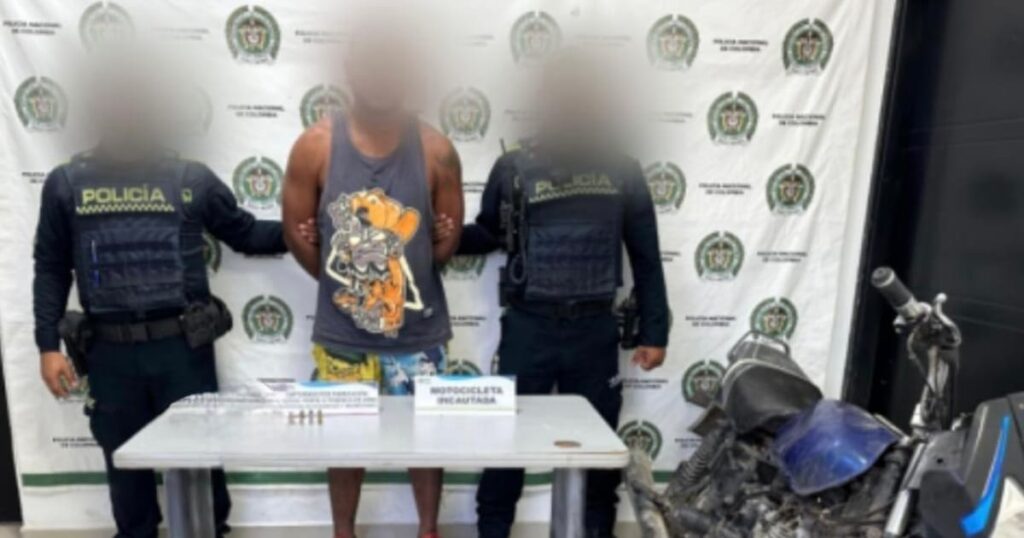 Imagen de un agente de policía con un arma de fuego tipo revólver