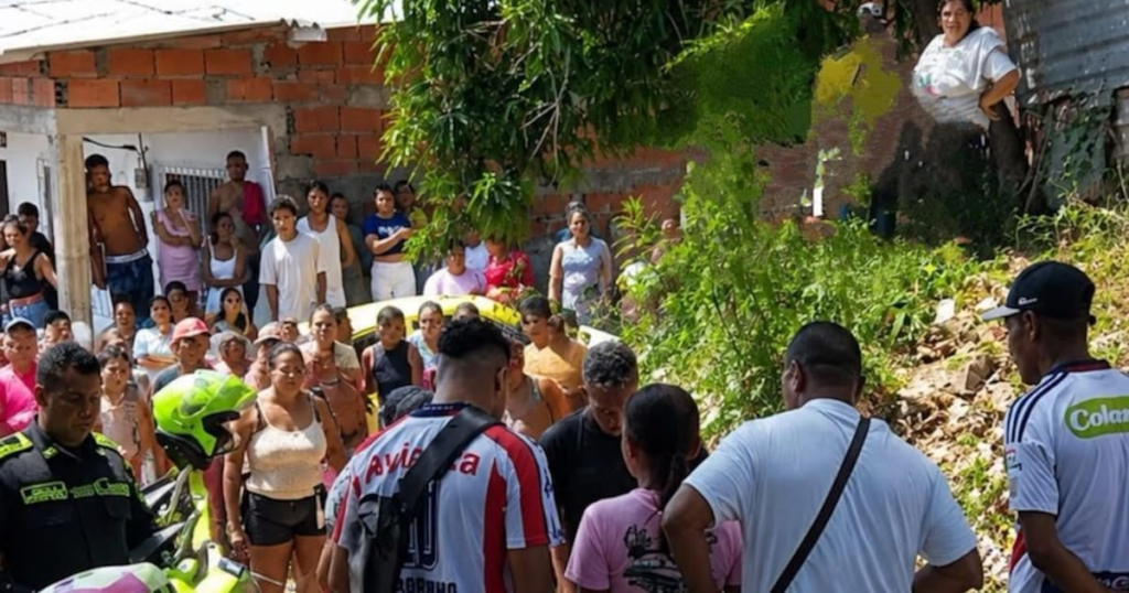 Imagen de una escena del crimen en Barranquilla con policías y curiosos