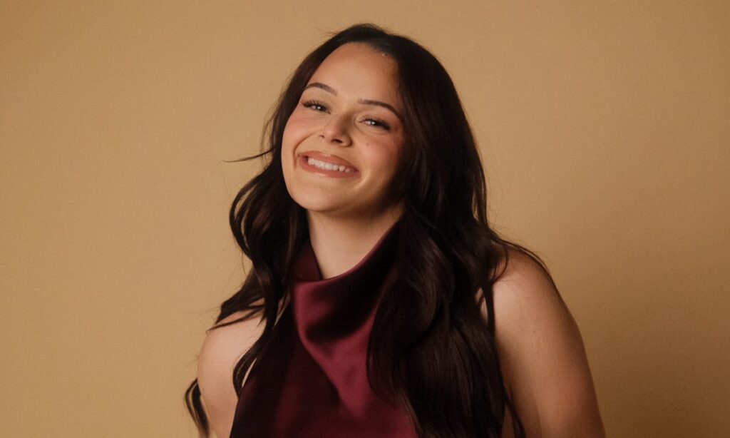 Jenicka López sonriendo en una imagen de su serie 'Jenicka's Journeys'