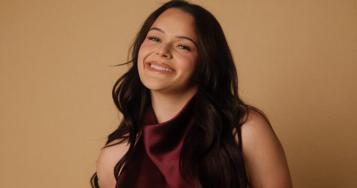 Jenicka López sonriendo en una imagen de su serie 'Jenicka's Journeys'