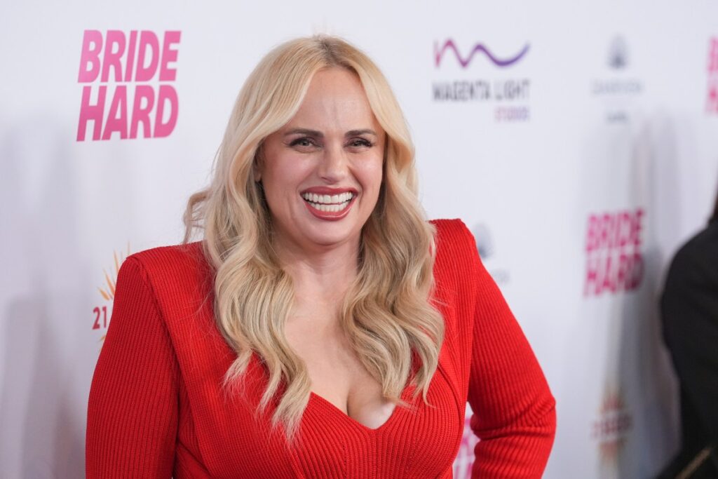 Rebel Wilson sonriendo con sus dos hijas, Royce y Rose