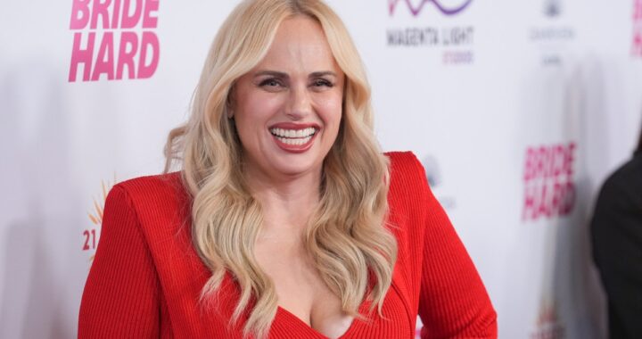 Rebel Wilson sonriendo con sus dos hijas, Royce y Rose