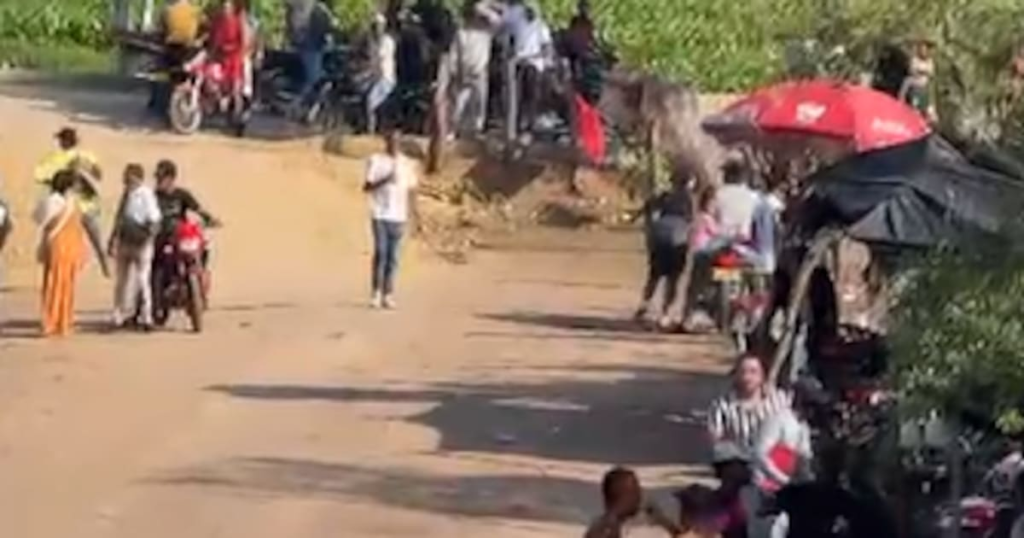 Agentes policiales reducen a un hombre armado con un palo durante riña masiva en corraleja de Bolívar