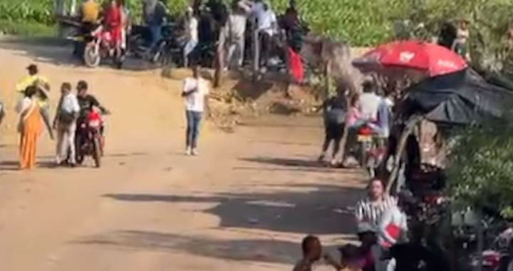 Agentes policiales reducen a un hombre armado con un palo durante riña masiva en corraleja de Bolívar